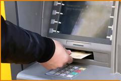 Από 1/7 οι αυξημένες προμήθειες για αναλήψεις μετρητών από ΑΤΜ άλλων τραπεζών. Πώς θα χρεώνεστε