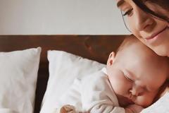 Νέα έρευνα: Όσο περισσότερο αγκαλιάζουμε τα παιδιά τόσο πιο έξυπνα γίνονται!