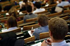 Φοιτητής πήγε στην εξεταστική κι έγραψε μόνο το «Πάτερ Ημών»