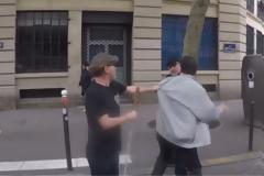 Οδηγός παραλίγο να πατήσει τυφλό και έδειρε το συνοδό του!