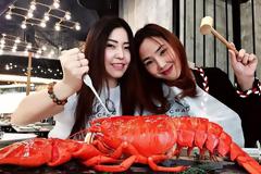 «Χρυσή» ψαριά: Έπιασαν αστακό - γίγαντα και βγήκαν τα... πριόνια