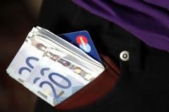 Όσα περισσότερα χρήματα έχει το χαμένο πορτοφόλι, τόσο πιθανότερο είναι να το επιστρέψει όποιος το βρει - Δείτε τι ισχύει στην Ελλάδα..