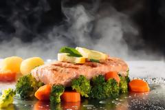 Καύσωνας: Τι να τρώτε για να αντέξετε τη ζέστη