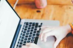 Τι πρέπει να προσέξεις εάν «κλείσεις» τις διακοπές σου μέσω διαδικτύου - Πως μπορούν να σε εξαπατήσουν