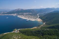 Έπεσε το σύνθημα. Λιμάνια και ορυκτά στους Αμερικάνους