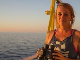 Φωτογραφία για Πία Κλεμπ: Η βιολόγος που έσωσε χιλιάδες πρόσφυγες στη Μεσόγειο κινδυνεύει με κάθειρξη