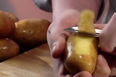 Μην πετάτε τις φλούδες από τις πατάτες που καθαρίζετε -Δείτε γιατί...