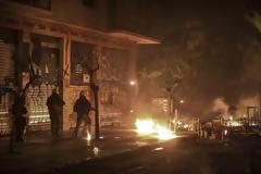 Εξάρχεια: Επίθεση κουκουλοφόρων στα ΜΑΤ έξω από το Πολυτεχνείο