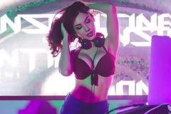 Η Κωνσταντίνα ανάβει τα decks