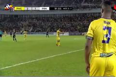 Αδιανόητο γκολ από φάουλ πίσω από τη σέντρα