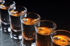 Τελικά, οι Ελληνες πίνουν πολύ;