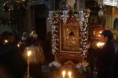 12180 - Οι κελλιώτες των Καρυών γιορτάζουν την Παναγία τους. Αγρυπνία απόψε στο Πρωτάτο.