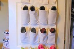 ΚΑΤΑΣΚΕΥΕΣ - Παίρνει μία απλή κρεμαστή θήκη για τα παπούτσια και δημιουργεί κάτι που όλοι θα θέλαμε.