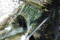 Ακαθάριστο το ποτάμι που διασχίζει το ΜΟΝΑΣΤΗΡΑΚΙ Βόνιτσας -ΦΩΤΟ