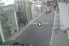 Μυτιλήνη: Ασυνείδητος παρασύρει σκύλο και βρίζει τους αυτόπτες μάρτυρες (video)