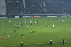 Έκατσαν στο χορτάρι να διαμαρτυρηθούν για τη διαιτησία