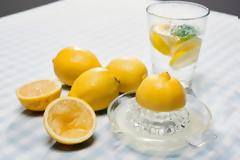 Νερό με λεμόνι: 6 μύθοι που πρέπει να ξεδιαλύνετε άμεσα!