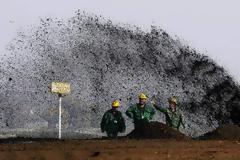 Κοίτασμα πετρελαίου ανακάλυψε Έλληνας οικογενειάρχης που κάρφωνε επί 15 λεπτά την ομπρέλα του σε παραλία