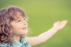 Το παιδί που έχει αλλεργία στο φως του ήλιου