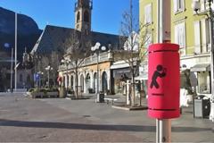 Δήμος στην Ιταλία έβαλε... μαξιλαράκια σε στύλους - Ένα έξυπνο μήνυμα κατά της εμμονής με τα κινητά