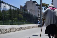 Ηλικιωμένη έδωσε 1.300 ευρώ και οκτώ λίρες στους απατεώνες με τα τροχαία