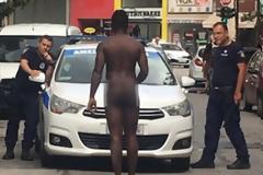 Λάρισα: Σταμάτησε μπροστά στο περιπολικό όπως τον γέννησε η μαμά του – Απίστευτες εικόνες και video