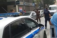 Αντρας κυκλοφορούσε γυμνός στο κέντρο της πόλης!