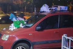 Πάρκαρε το αυτοκίνητό του σε πεζοδρόμιο και το γέμισαν με σκουπίδια