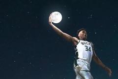 Η πιο επική εικόνα για τον Γιάννη Αντετοκούνμπο -Πάνω από τον Παρθενώνα, με μπάλα το φεγγάρι