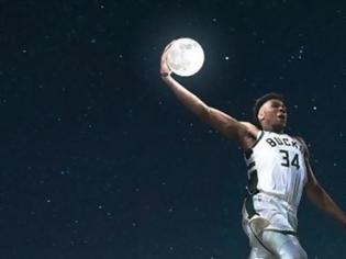 Φωτογραφία για Η πιο επική εικόνα για τον Γιάννη Αντετοκούνμπο -Πάνω από τον Παρθενώνα, με μπάλα το φεγγάρι
