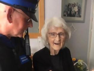 Φωτογραφία για Η αστυνομία πέρασε χειροπέδες σε 93χρονη γιαγιάκα και το Twitter... «ξετρελάθηκε»!