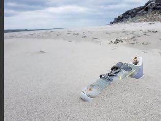 Φωτογραφία για Το μυστήριο με τα αθλητικά παπούτσια που ξεβράζονται σε παραλίες