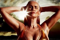 Μοντέλο 56 ετών γράφει ιστορία στο Sports Illustrated- Δείτε φωτογραφίες