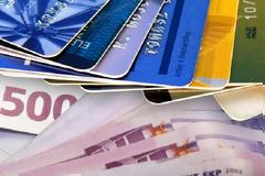 Ποιες χρεωστικές κάρτες σας επιβραβεύουν στις αγορές σας (ΠΙΝΑΚΑΣ)