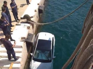 Φωτογραφία για Αυτοκίνητο έπεσε στη θάλασσα από προβλήτα του Ναυστάθμου, στη Σαλαμίνα! Φωτογραφίες