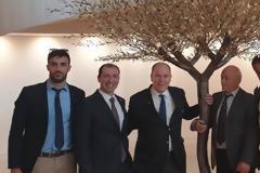 Η εμβληματική ελιά του Αμφιλοχιώτη γλύπτη Άγγελου Παναγιωτίδη κοσμεί το Olympic House της ΔΟΕ