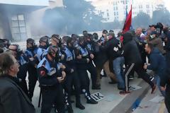 Αλβανία: Η αντιπολίτευση κατηγορεί τον Ράμα ότι μοιράζει όπλα και χρήματα ενόψει των εκλογών