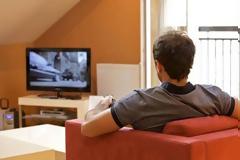 Το καθισιό μπροστά από την τηλεόραση είναι πιο ανθυγιεινό από ό,τι το καθισιό στο γραφείο