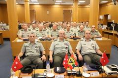 ''Έβαλε ο ΑΓΕΣ Καμπάς πουκάμισο και σκαρπίνι, θα χαλάσει ο καιρός...''