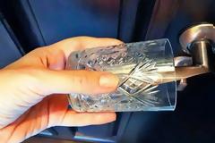 Βάλτε ένα γυάλινο ποτήρι στη λαβή της πόρτας σας, θα σας σώσει τη ζωή (video)