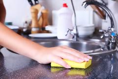 Αντίσταση στα αντιβιοτικά: Η λύση βρίσκεται στο σφουγγαράκι της κουζίνας