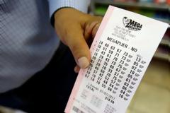 Κέρδισε 80 εκ. δολάρια στο λαχείο όσο ήταν σε διάσταση και τον υποχρεώνουν να δώσει τα μισά στην πρώην του