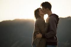 Θα σοκαριστείτε όταν μάθετε πότε ξεκινάει η σεξουαλική δραστηριότητα των εφήβων