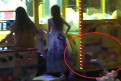 Η στιγμή που ένα 6χρονο κοριτσάκι στην Ρόδο, τρυπώνει μέσα στο μηχάνημα με τα κουκλάκια (vid)