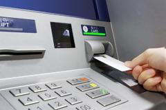 Τι θα χρεώνει η κάθε τράπεζα από την 1η Ιουλίου για διατραπεζικές αναλήψεις σε Ελλάδα και εξωτερικό