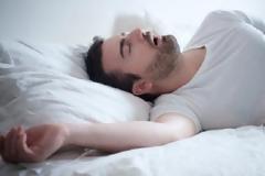 Ροχαλητό: 4 γρήγοροι τρόποι για να το σταματήσεις και ένα μεγάλο μυστικό!