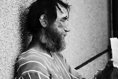 Γρονθοκόπησαν άστεγο για να του κλέψουν 25 ευρώ και την κάρτα σίτισης