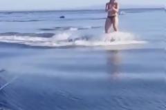 Απολαμβάνει το θαλάσσιο σκι, όταν ξαφνικά… συμβαίνει στα δεξιά της λίγο αργότερο