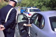 Δεν πάει το μυαλό σας: Γιατί οι αστυνομικοί χτυπούν τα πίσω φώτα όταν σας σταματούν για έλεγχο;