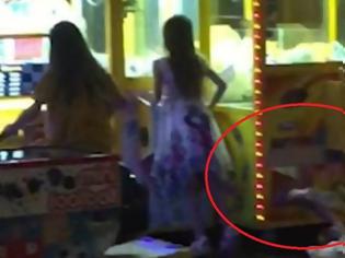 Φωτογραφία για 6χρονο κοριτσάκι στην Ρόδο, τρυπώσε μέσα στο μηχάνημα με τα κουκλάκια